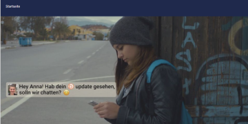 Person mit grauer Beanie und blauer Jacke steht an einer Wand und schaut auf ihr Handy. Links ist eine Chat-Nachricht eingeblendet: „Hey Anna! Hab dein 🔴 update gesehen, sollen wir chatten? 😊