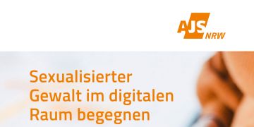 Titelbild der Broschüre 'Sexualisierter Gewalt im digitalen Raum begegnen – Kinder schützen und in ihren Rechten stärken': Zwei Hände halten Smartphones mit Symbolen für digitale Kommunikation, im Hintergrund eine erwachsene Person. Logo der AJS NRW.