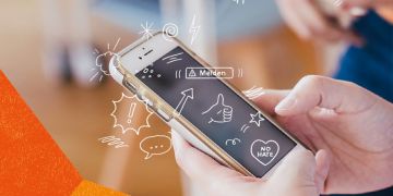 Titelbild der Broschüre 'Sexualisierter Gewalt im digitalen Raum begegnen – Kinder schützen und in ihren Rechten stärken': Zwei Hände halten Smartphones mit Symbolen für digitale Kommunikation, im Hintergrund eine erwachsene Person. Logo der AJS NRW.
