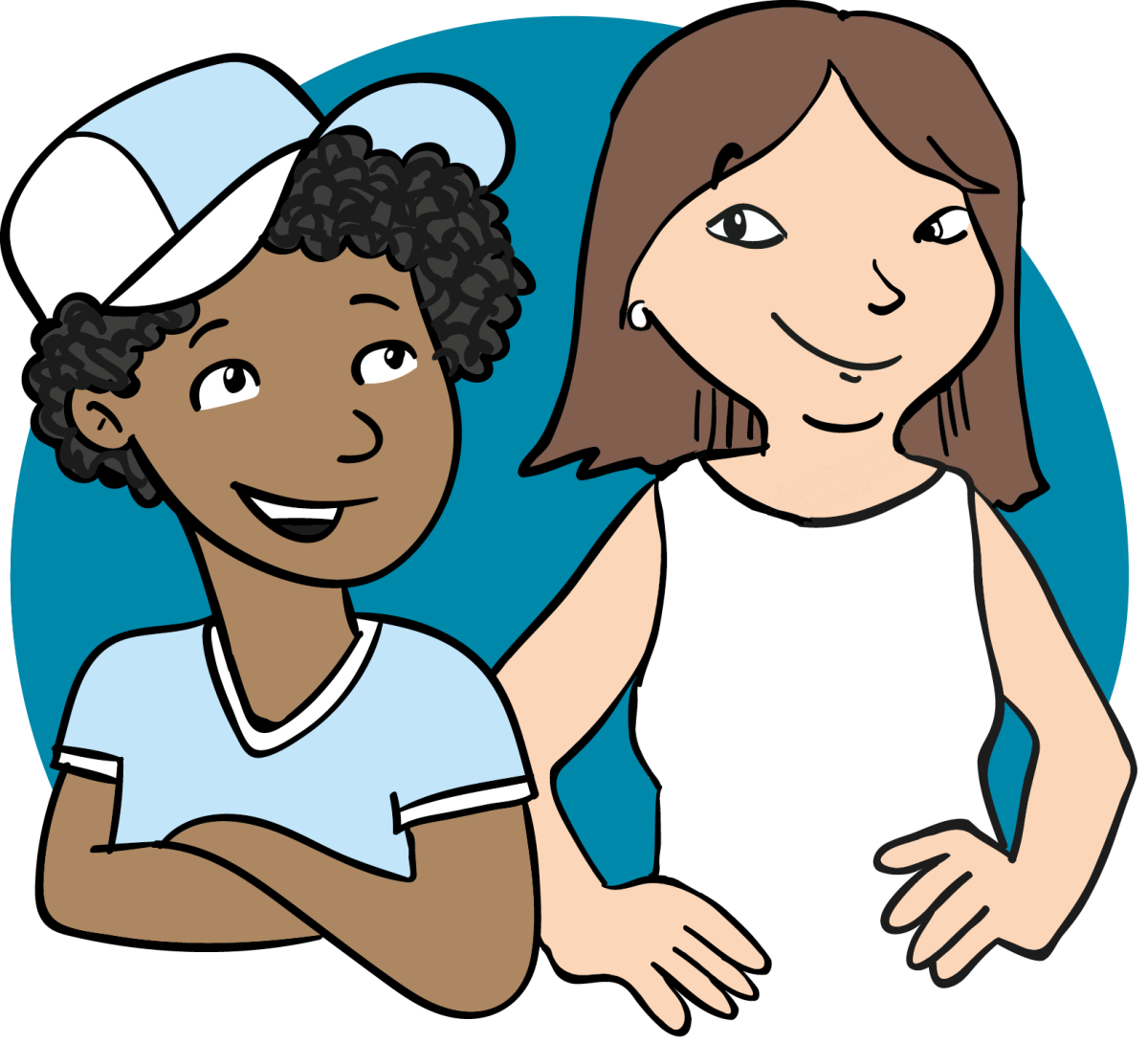 Zwei lächelnde Personen, eine mit kurzem, dunklem, lockigem Haar und einem weißen Basecap, die andere mit langem, braunem Haar und einem weißen T-Shirt, stehen nebeneinander und wirken freundlich und entspannt.