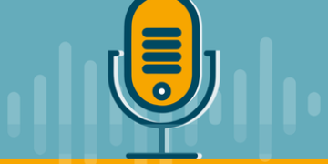 Podcast-Cover: Orangefarbenes Mikrofon auf blauem Hintergrund mit Schallwellen. Text: 